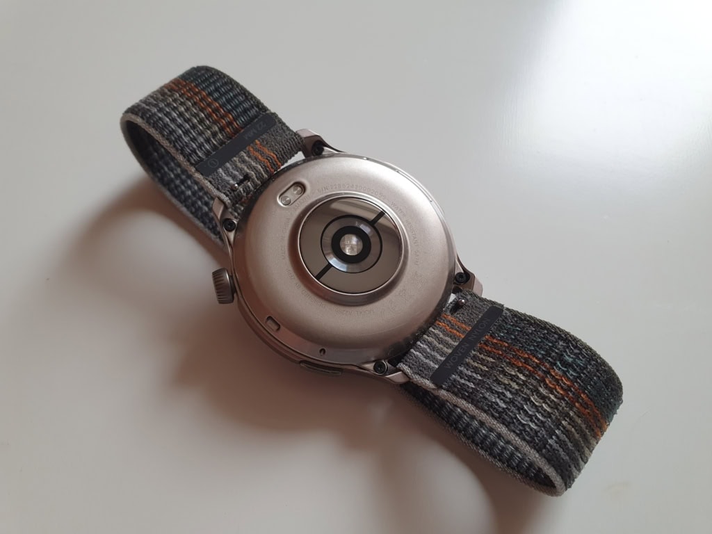 Beżowy kolor przechodzi na dekiel