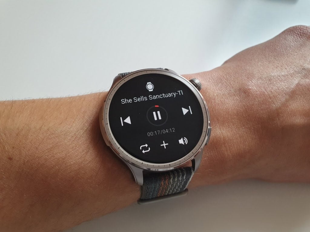 Sterowanie odtwarzaniem z telefonu lub smartwatcha