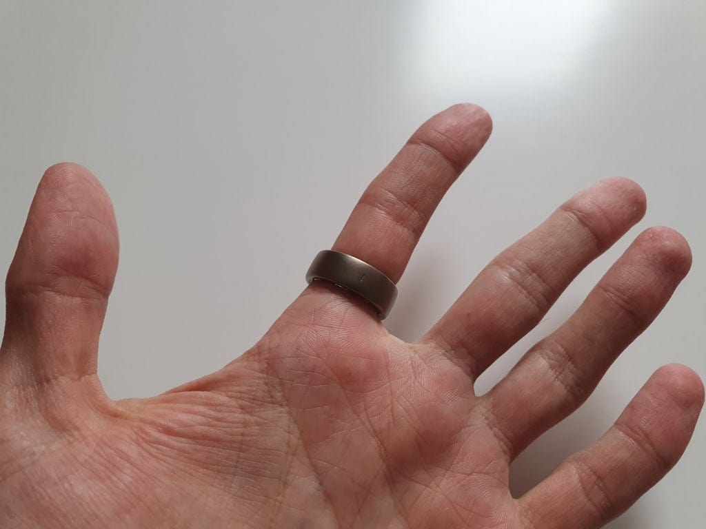 Producent zaleca noszenie pierścienia na palcu wskazującym