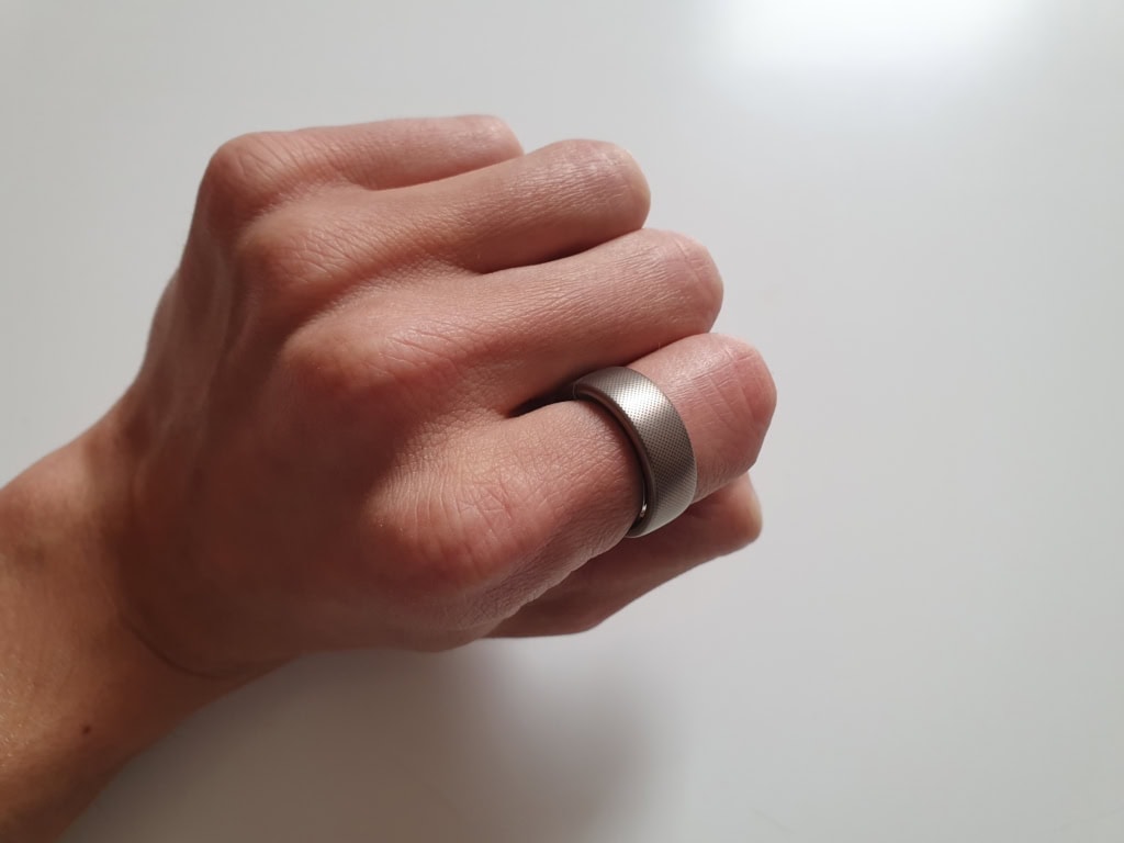 Na palcu jest praktycznie niewyczuwalny