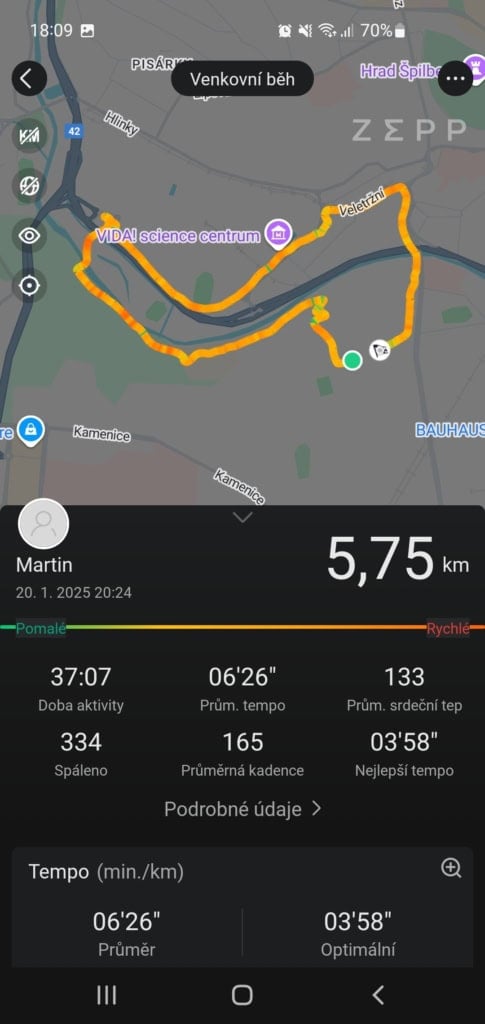 Trasa ustalana jest na podstawie GPS w telefonie