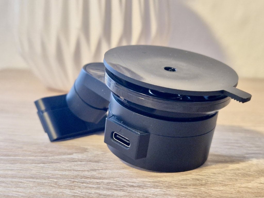 Konektor bezpośrednio na uchwycie jest zaletą, kabel przy zdejmowaniu kamery nie musi być odłączany