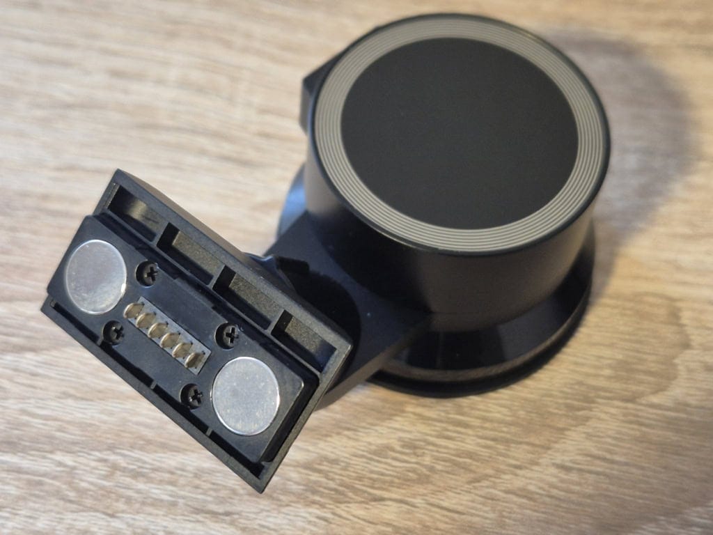 Magnetyczny element dokładnie pasuje do wycięcia na kamerze