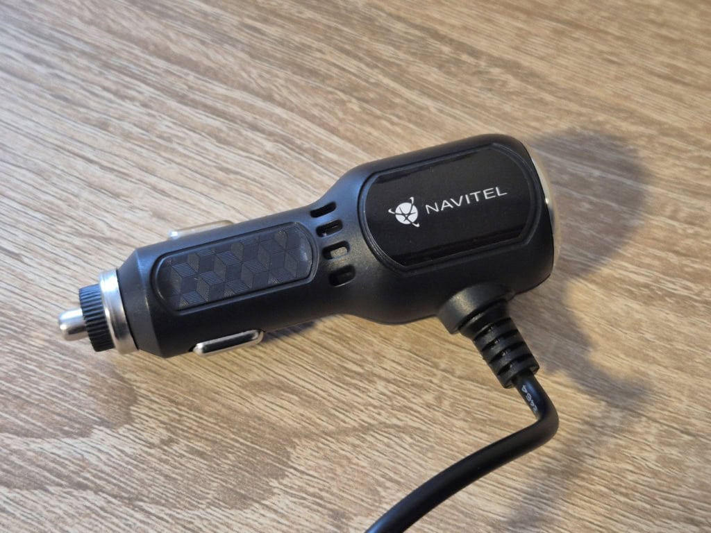 Zasilacz 12V jest bardzo duży, dodatkowo z nierozłącznym kablem