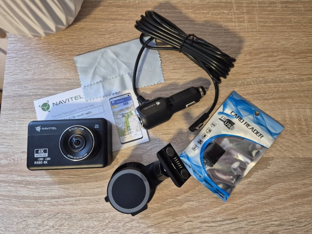 W opakowaniu znajdziesz także czytnik kart pamięci typu microSD