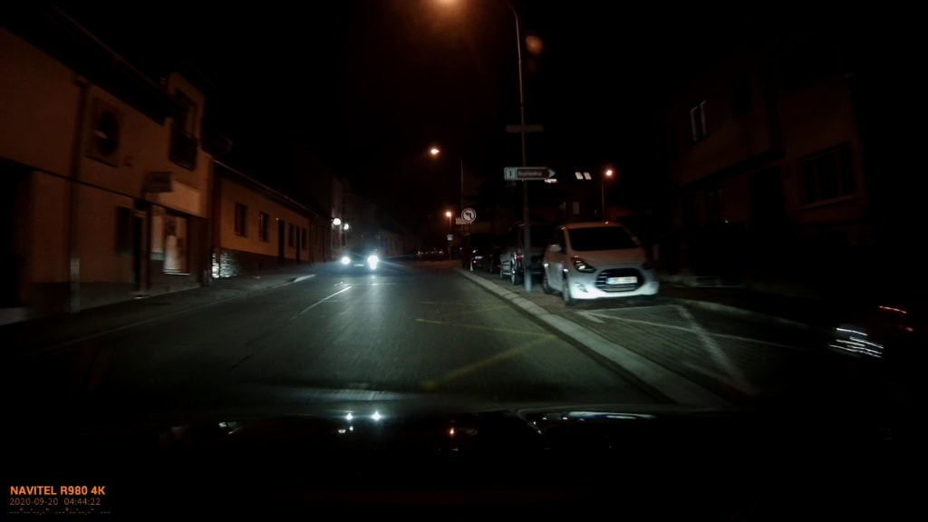 Nocny zapis jest znacznie niedoświetlony i nawet w miejskim ruchu jest ledwo użyteczny