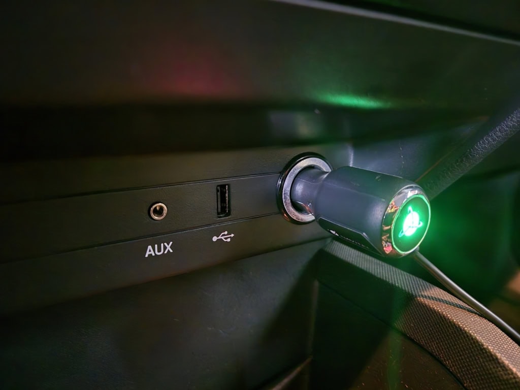 Podczas zasilania na adapterze świeci się logo producenta, co jest zbędne i rozpraszające