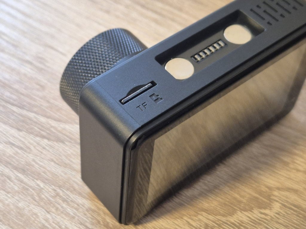 Karta pamięci znajduje się na górnej krawędzi i łatwo ją wyjąć nawet z podłączonej kamery