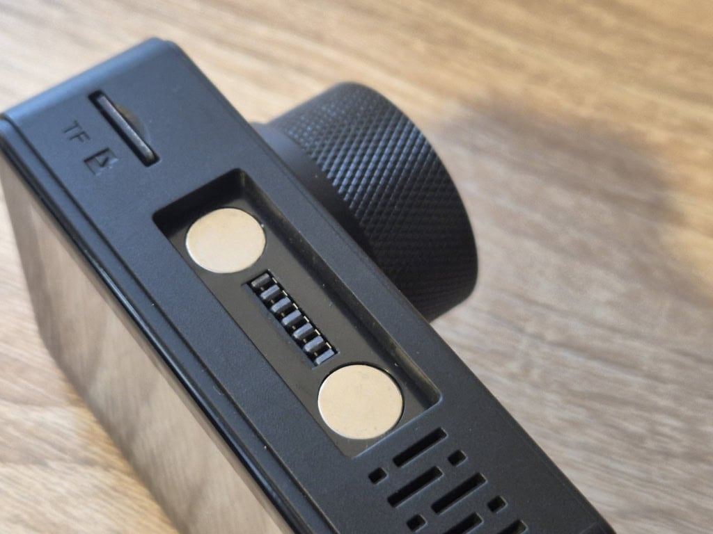 Kamera samochodowa trzyma się na mocnych magnesach