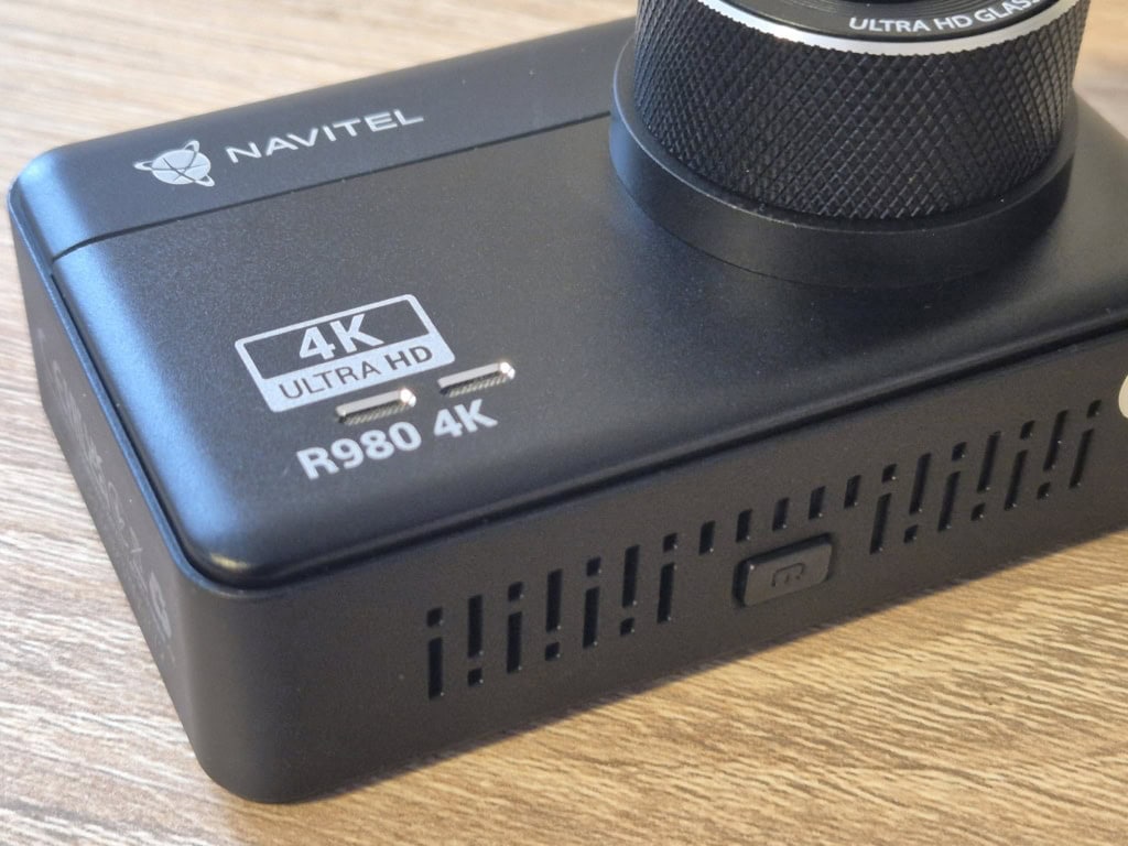 Jedyny przycisk na dolnej krawędzi służy tylko do wyłączania wyświetlacza podczas jazdy