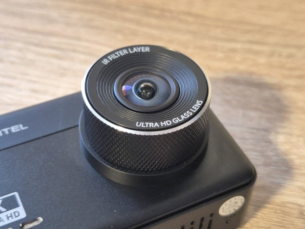 Obiektyw chwali się filtrem UV, który redukuje odblaski na wideo