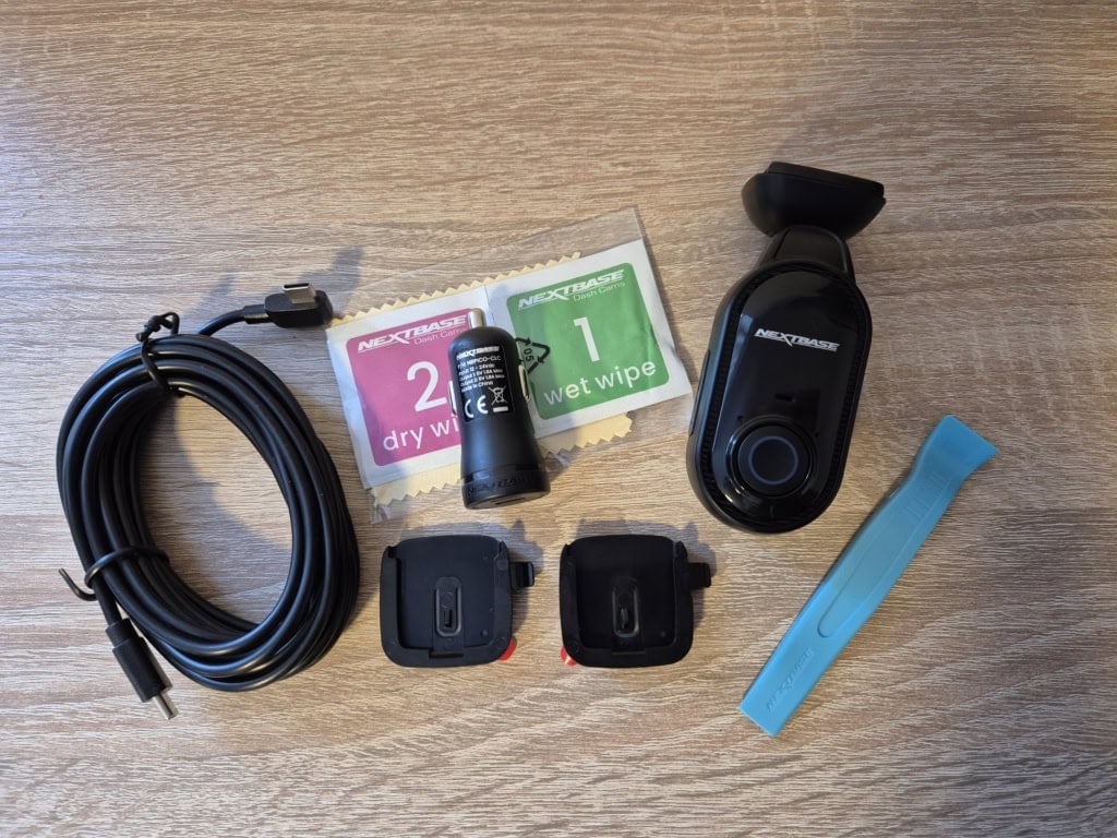 W opakowaniu doceniam zarówno narzędzie do montażu kabla, jak i chusteczki czyszczące, które zwiększają jakość połączenia podczas klejenia.