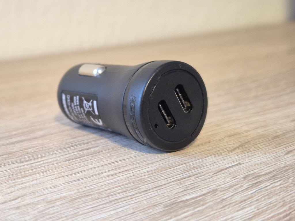 Mały otwór przy złączach to dioda LED, która sygnalizuje aktywne ładowanie. Na szczęście nie świeci intensywnie.