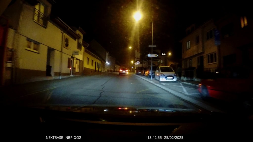 Przy nocnym zapisie brakuje już wyższej ostrości i przydałaby się delikatna korekta ekspozycji