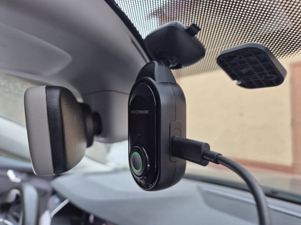 Kamerę nie należy instalować bezpośrednio za lusterkiem, przycisk musi mieć wystarczająco dużo miejsca.