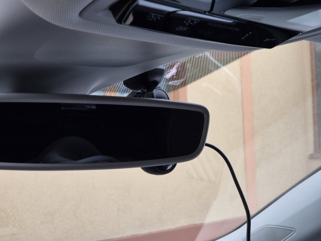 Wideorejestrator można bardzo dobrze schować za lusterkiem wstecznym.