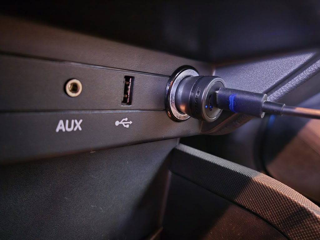 Dołączony adapter zasilający jest mały, dodatkowo oferuje także drugie złącze USB-C.