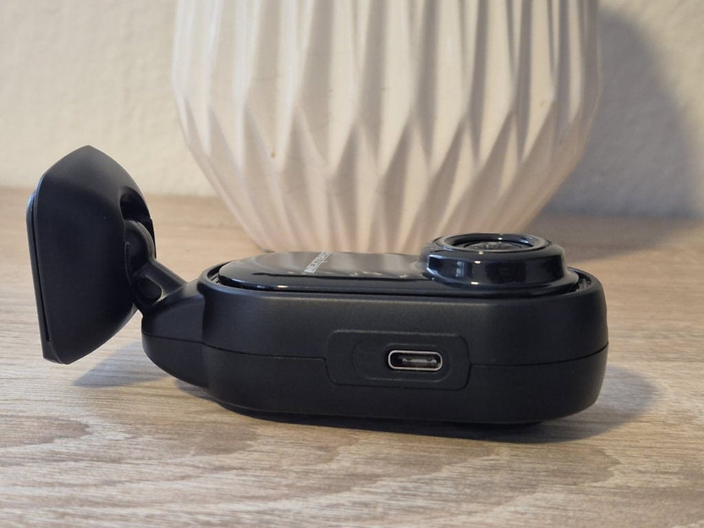 Jedinym złączem jest USB-C. Brakuje drugiego złącza dla tylnej kamery.