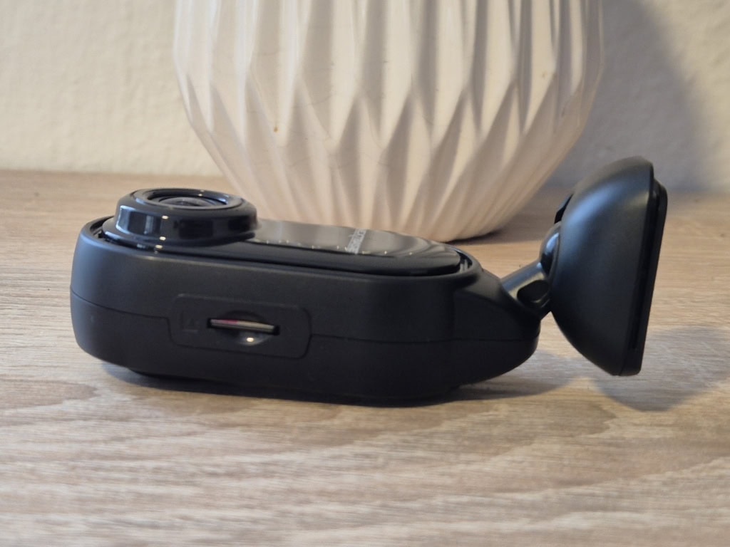 Karta pamięci jest łatwo dostępna z boku.