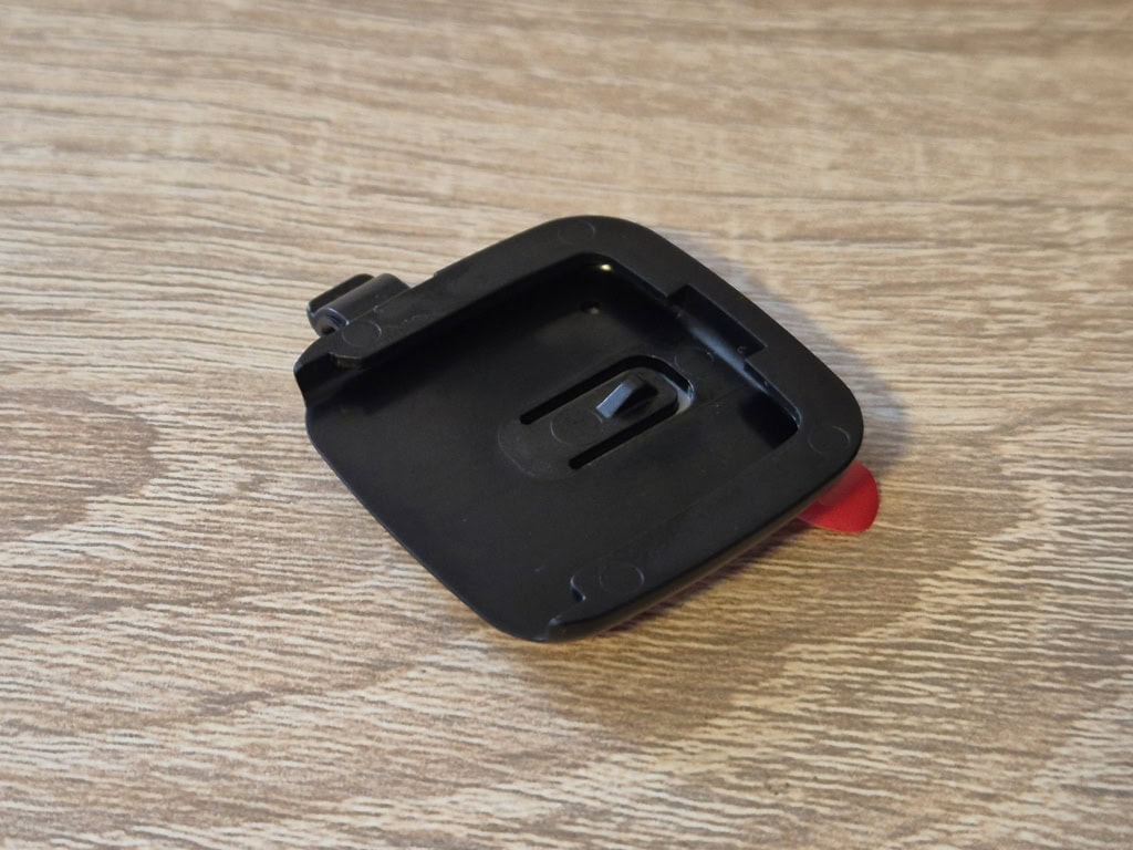 Do kamery dołączona jest druga platforma samoprzylepna.