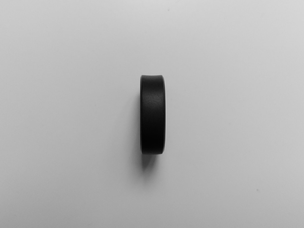 Górna strona jest natomiast wgłębiona