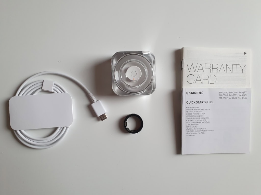 W pudełku znajdziesz kabel zasilający, etui i instrukcję