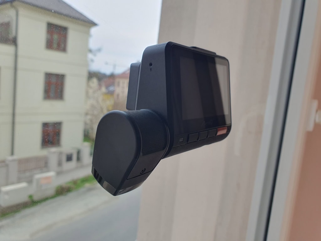 Dla pojazdów z bardziej pochyloną szybą może nie być idealne