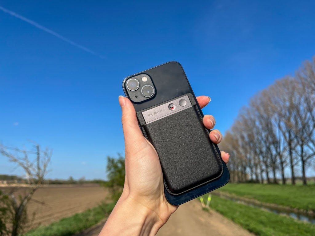 Możesz go przymocować do telefonu