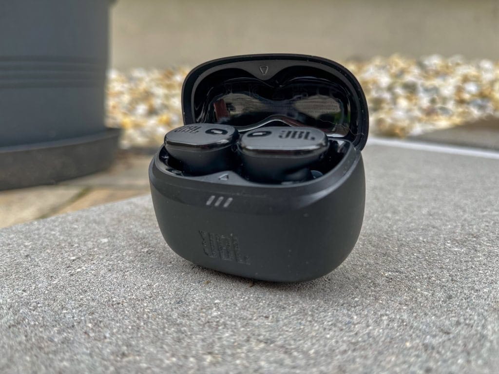 Etui jest kompaktowe, mieści się w plecaku