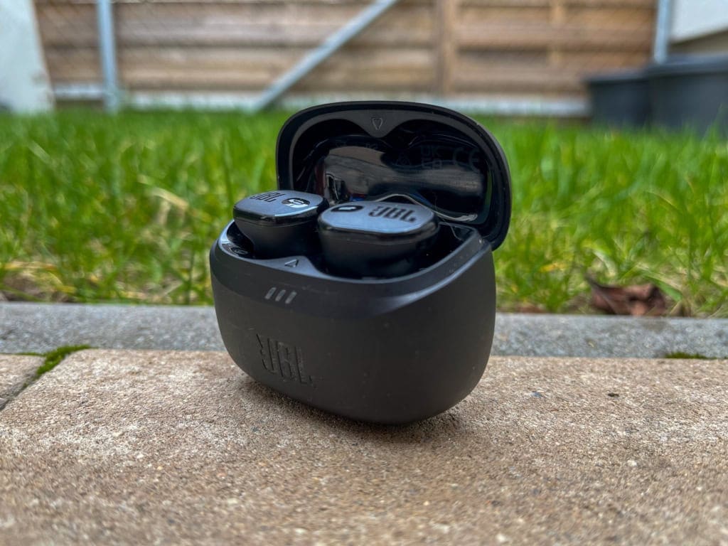 Słuchawki łatwo się z niego wyciąga