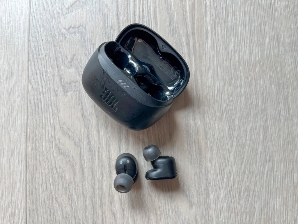 Zawiera słuchawki w kształcie fasoli