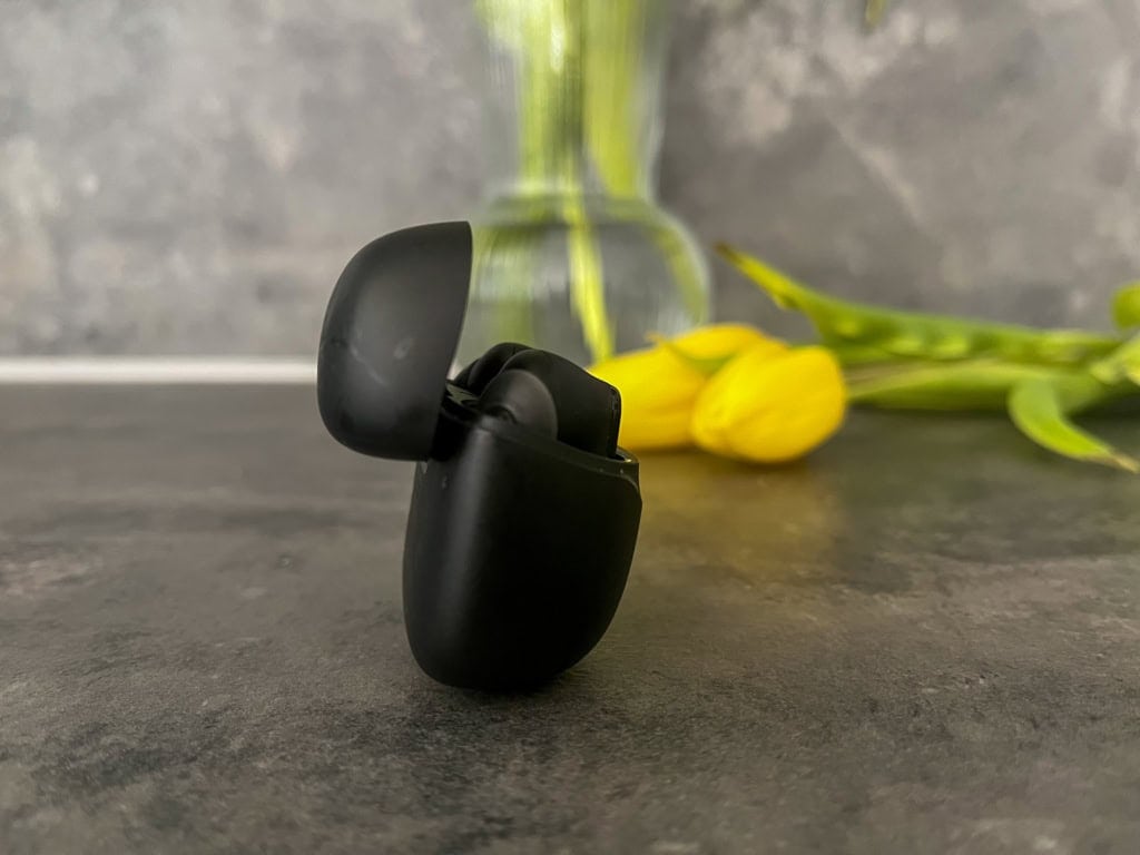 Słuchawki łatwo się z niego wyciąga