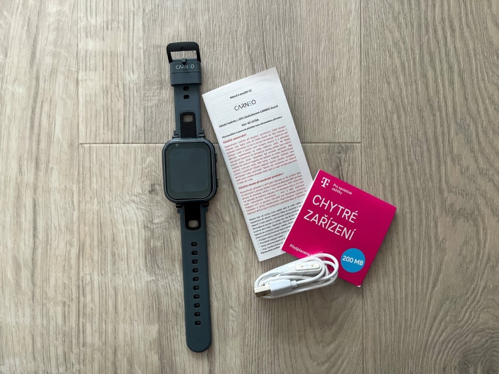 W zestawie znajduje się również karta SIM