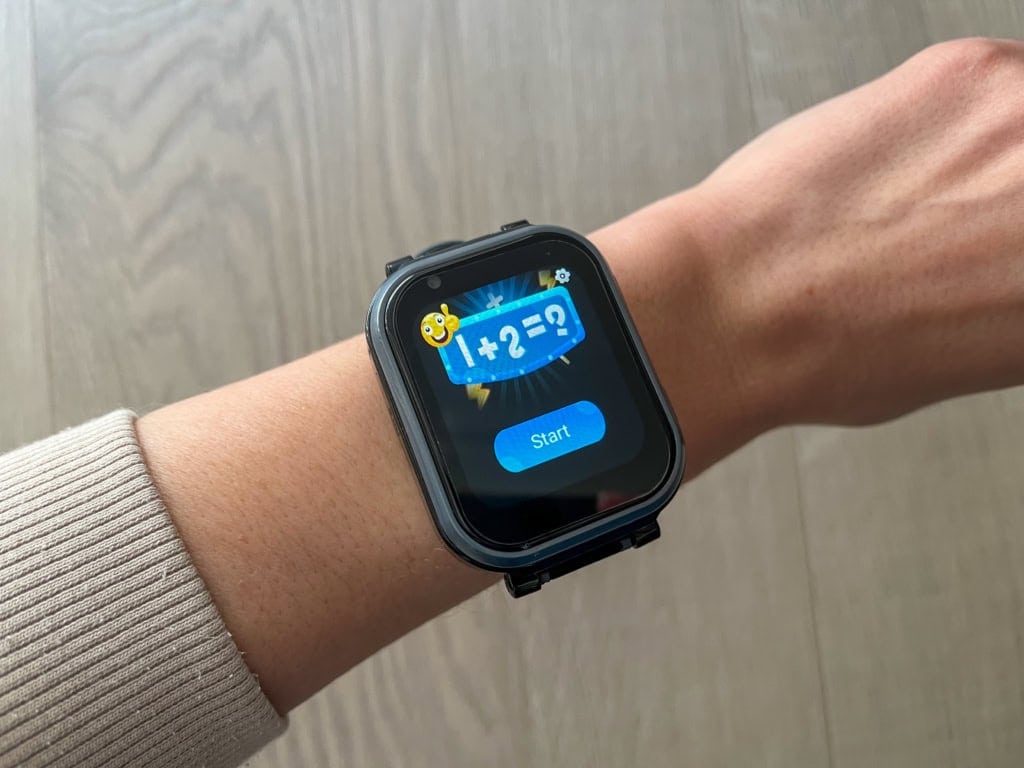 Zawiera dwie gry, można pobrać więcej