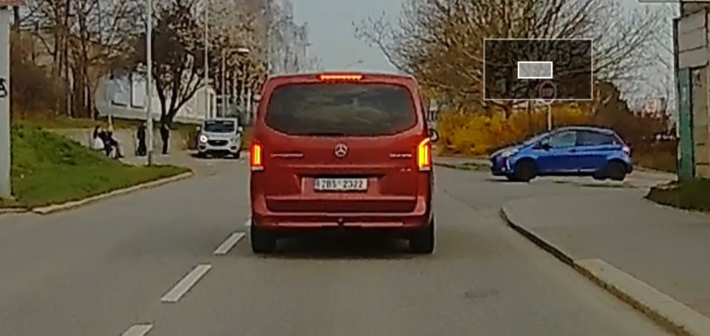 Samochód w kierunku jazdy na przedniej kamerze