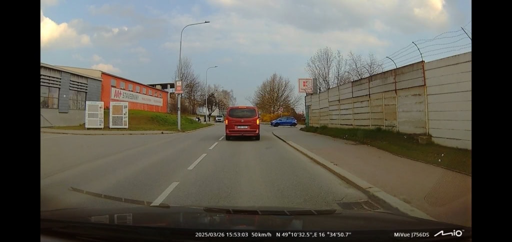 Samochód w kierunku jazdy na przedniej kamerze