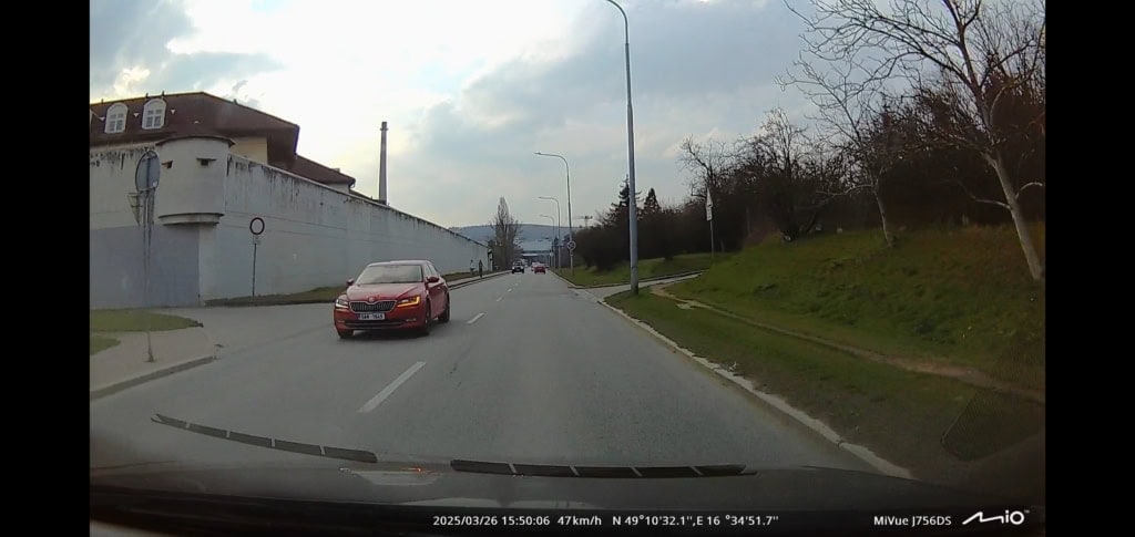 Samochód w przeciwnym kierunku na przedniej kamerze