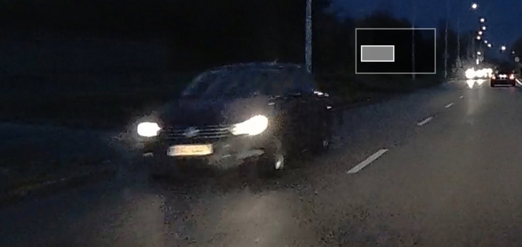 Nocne nagranie z pojazdem na przeciwnym pasie