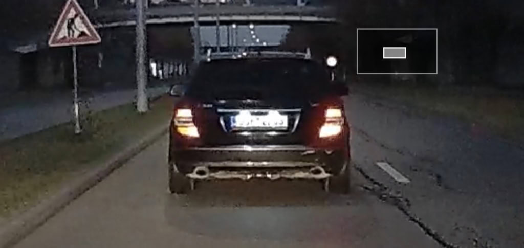 Nocne nagranie z pojazdem w kierunku jazdy