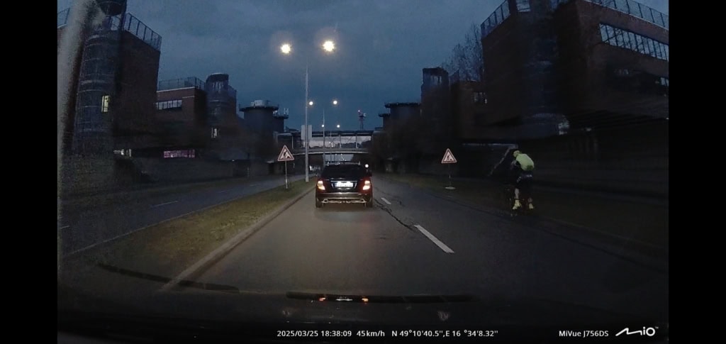 Nocne nagranie z pojazdem w kierunku jazdy