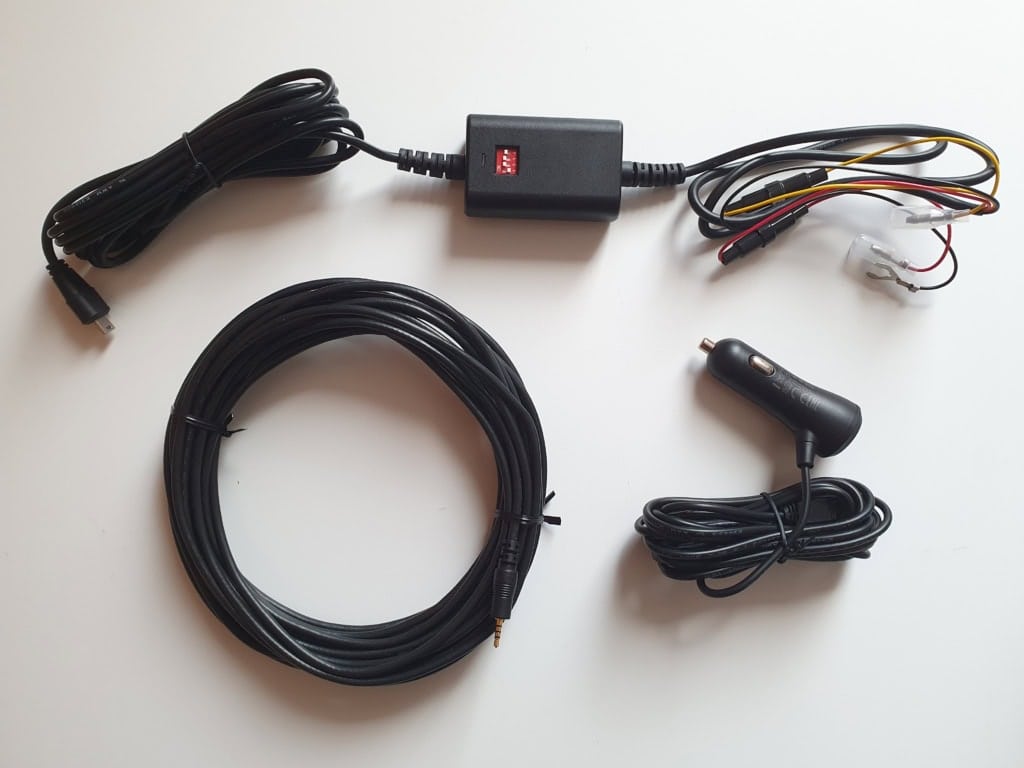 W zestawie znajdziesz zestaw do podłączenia na stałe