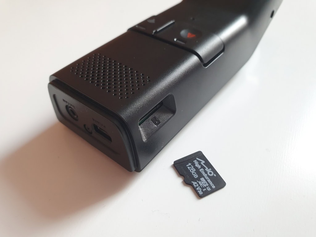 Slot na kartę SD jest łatwo dostępny