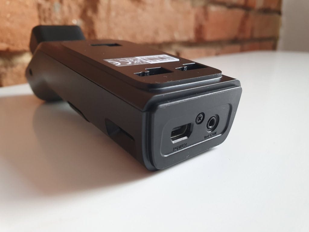 Złącza do zasilania i tylnej kamery