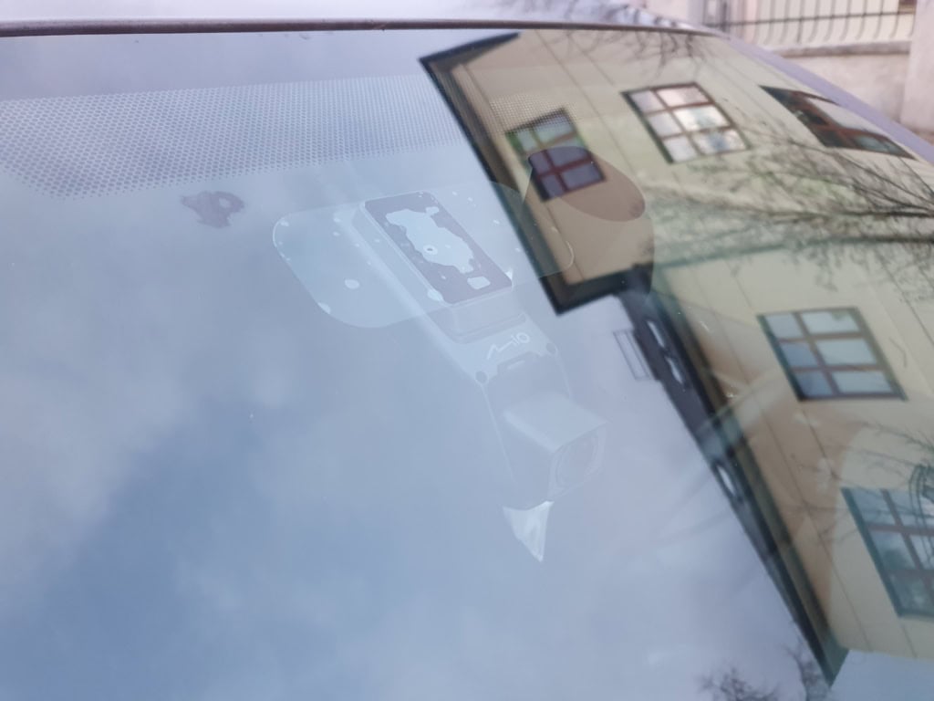 Z zewnątrz kamera samochodowa jest dyskretna