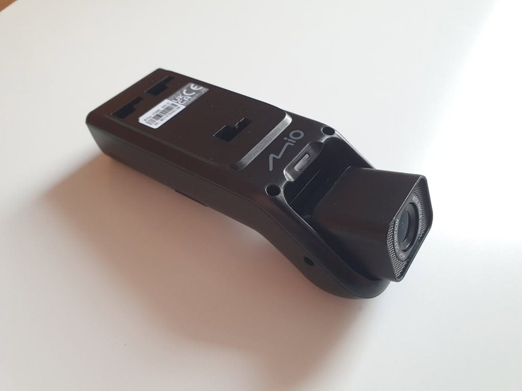 To samo dotyczy sportowych pojazdów z pochyloną szybą