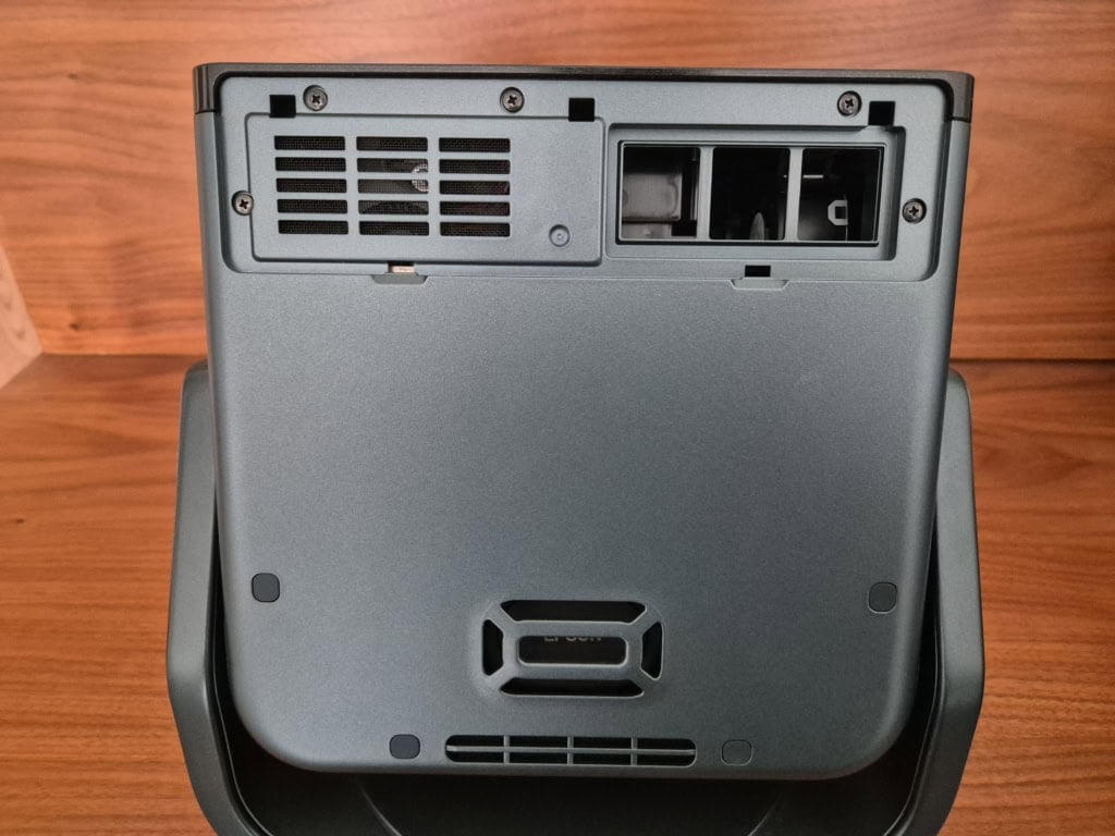 Kratkę można odkręcić i wyczyścić filtr