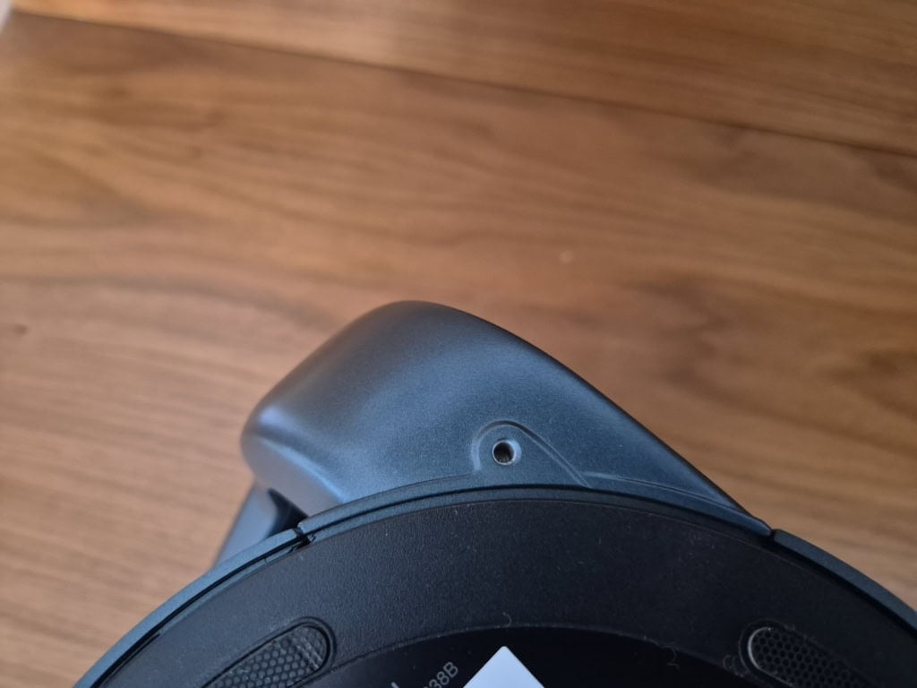 Przy montażu stacjonarnym można wykorzystać drugi otwór z gwintem dla lepszego unieruchomienia projektora