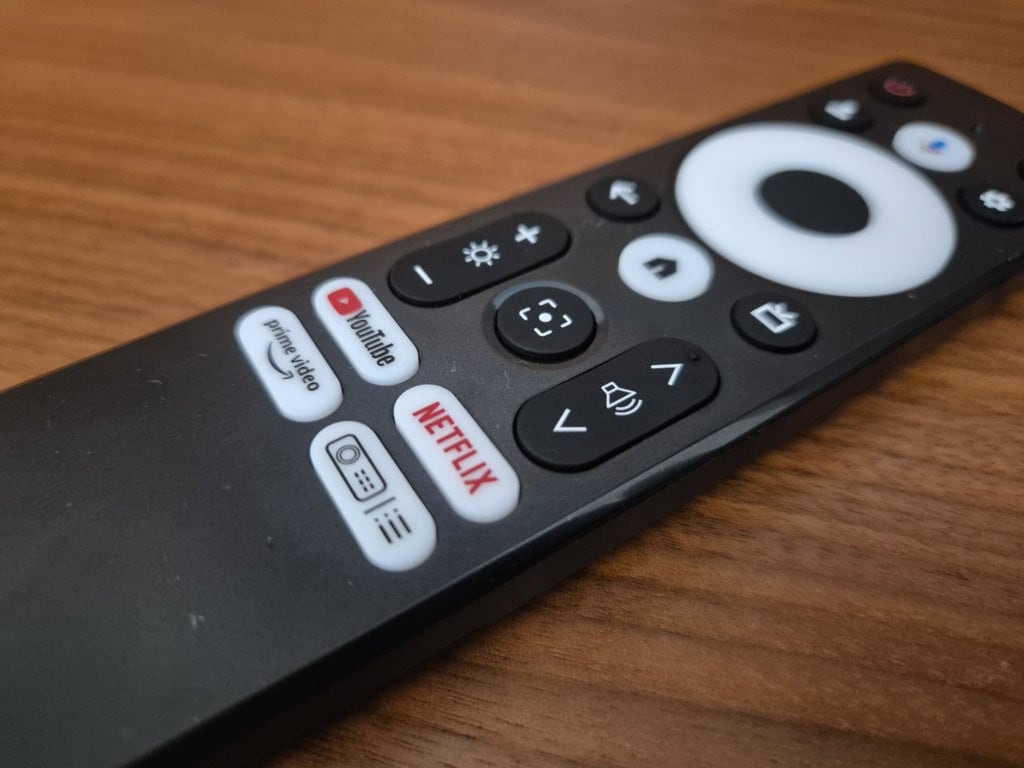 Na środku znajduje się także przycisk do ręcznego wyostrzenia obrazu