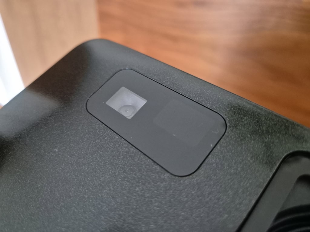 Integralną częścią jest także kamera RGB do skanowania obrazu i jego automatycznej korekty