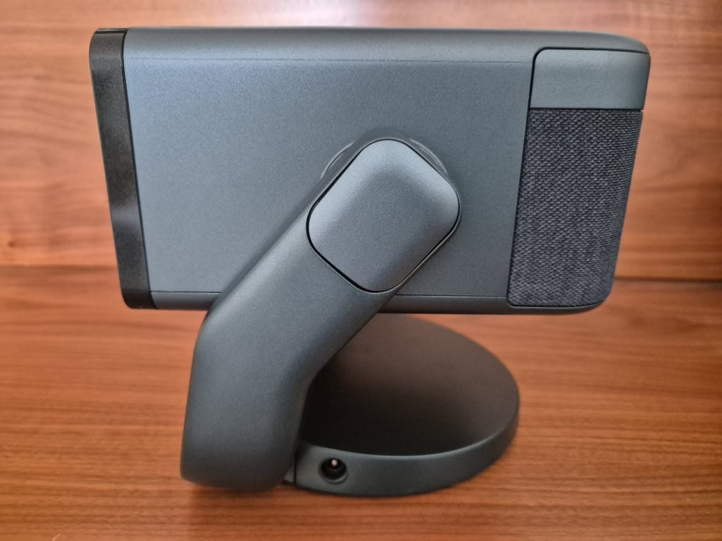 Większość podstawy wykonana jest z aluminium, dzięki czemu jest bardzo solidna